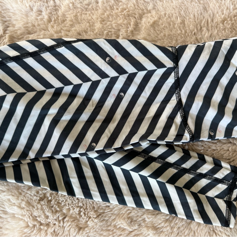 Small teeki yin/yang leggings